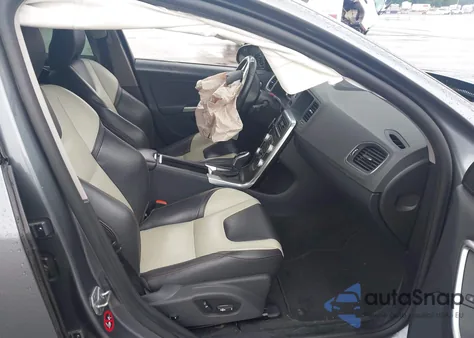 2016 Volvo S60 Cross Country T5 Platinum z USA, uszkodzony, nr VIN YV4612UM4G2000529